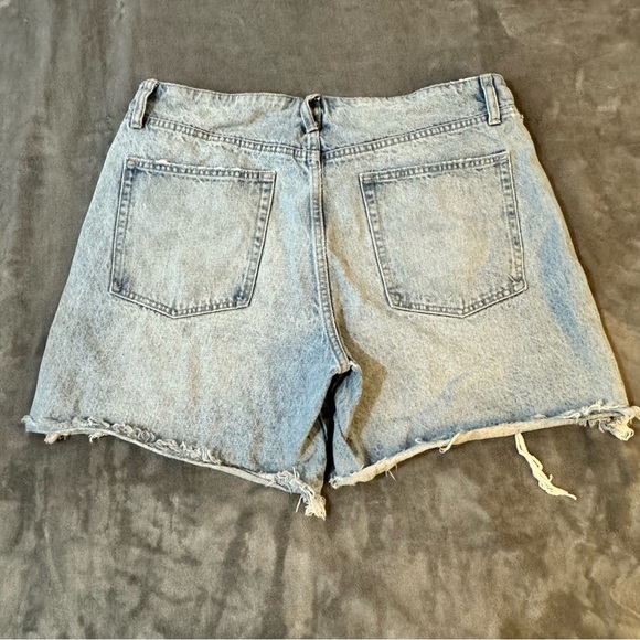 Zara Light Blue Denim Jeans

#1289 - Picture 5 of 5